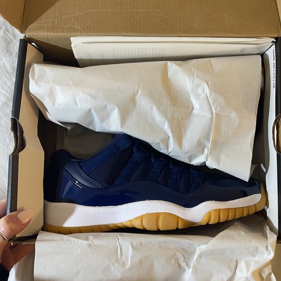 Air Jordan 11 Retro Low BG, 5Y (US woman’s 6.5) “Navy Gum” DS - Picture 3 of 13